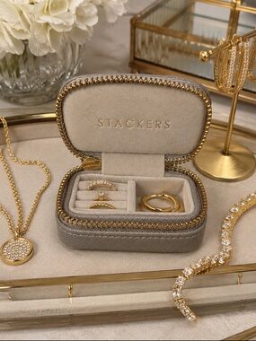 NWOT- Stackers mini Travel jewelry case in beige
Gold tone zipper